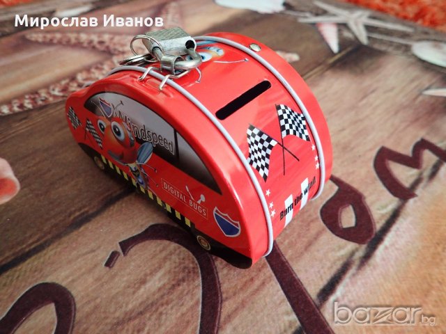 детска касичка Червена кола, от метал, която се заключва с ключе 