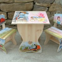 детска дървена рисувана маса с 2 стола, снимка 3 - Мебели за детската стая - 19579536