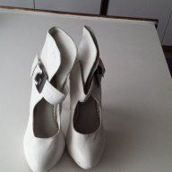 Високи бели обувки, номер 40, снимка 1 - Дамски обувки на ток - 17905928