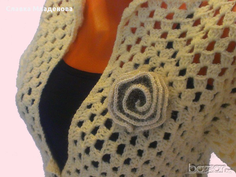 Елегантна жителка в цвят екрю със зелена роза, снимка 1