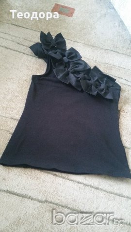 Ефектен топ със сатенени панделки