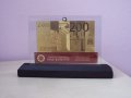 Сувенирни 200 евро златни банкноти в стъклена поставка и масивно дърво + сертификат, снимка 2