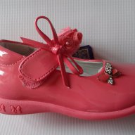 Детски обувки за момиче, бели и коралови- лачени с   естествена кожа, ортопедични, снимка 1 - Детски маратонки - 10300667