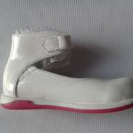  Бели, лачени обувки  за момиче, елегантни, ортопедични с лепенка, снимка 2 - Детски маратонки - 9767318