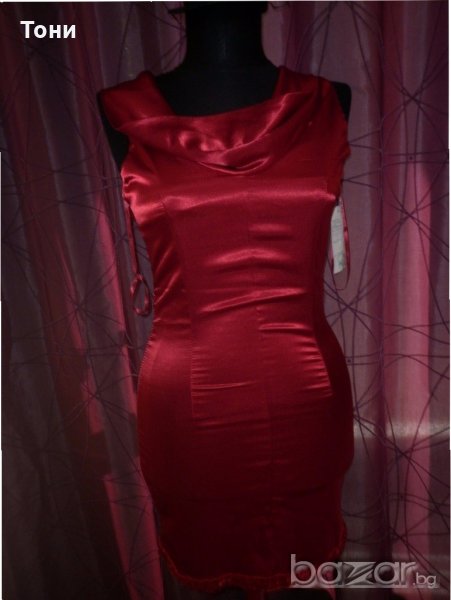 Червена сатенена рокля , снимка 1