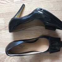 Лачени обувки на ток с панделка , снимка 1 - Дамски обувки на ток - 22001914