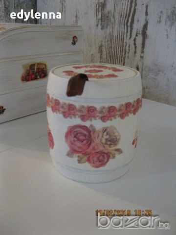 Кутия за хляб, дъска за рязане, бурканчета за подправки декупаж, снимка 8 - Декорация за дома - 13627751