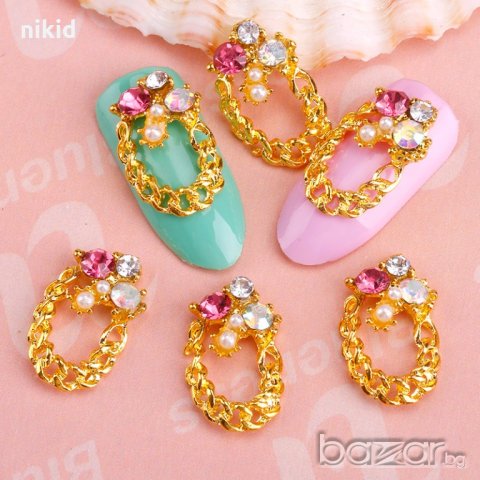 златна верижка с бижу за нокти с различен цвят камъни камъчета диаманти декорация украса за маникюр