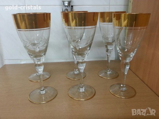 Ретро стъклени чаши за вино с много позлата