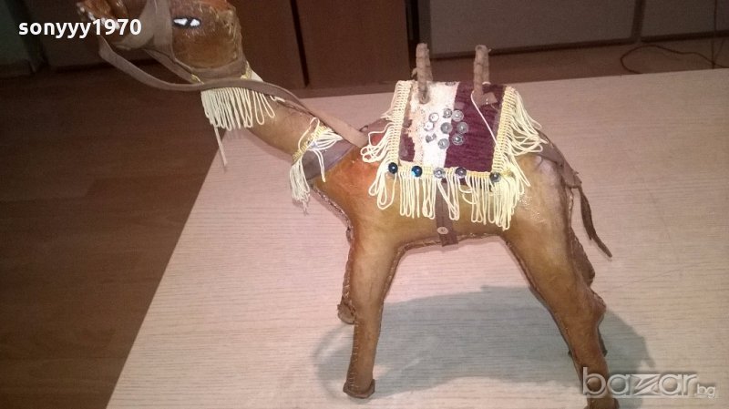 камила 30х30х10см-кожа-внос швеицария, снимка 1