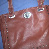 червена чанта, снимка 2 - Чанти - 16515500