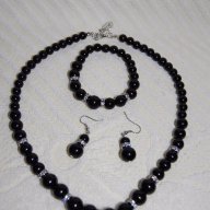 Комплект от черни перлички гердан, гривна и обици, снимка 4 - Бижутерийни комплекти - 12907834