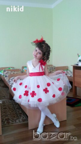  приказна детска официална рокля бяла с листа и детелинки на воали, снимка 3 - Детски рокли и поли - 15582177