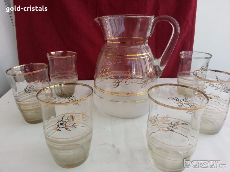 Стъклена кана с чаши с златни кантове и цветя , снимка 1