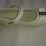 Детски бели лачени обувки от естествена кожа  и лак, снимка 4 - Детски маратонки - 9620568