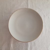 Порцеланови чинии със златен  кант , снимка 1 - Чинии - 22823810