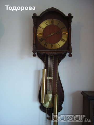 Стар механичен стенен часовник