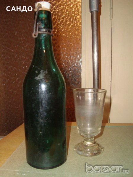 Старо стьклено шише с чаша, снимка 1