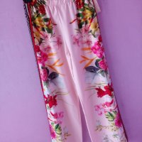 Сатенен панталон със флорални мотиви в бледо розов цвят, снимка 2 - Панталони - 25642902
