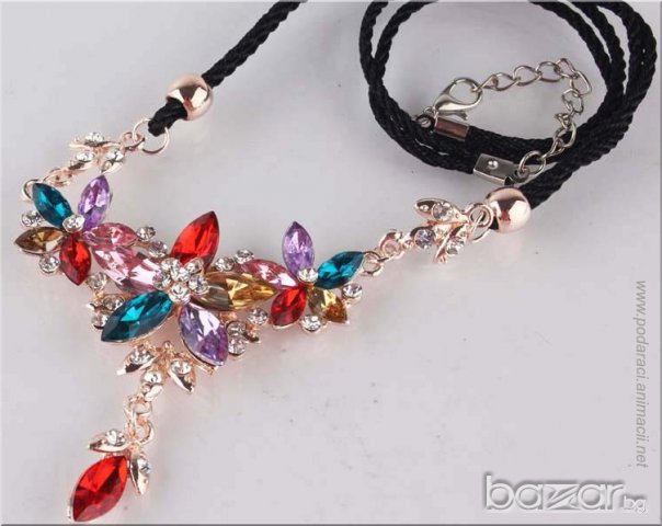 КОЛИЕ С ЦВЕТЯ ОТ АВСТРИЙСКИ КРИСТАЛИ И  18 К ПОПЪЛНЕНО ЗЛАТО, снимка 4 - Колиета, медальони, синджири - 7083524