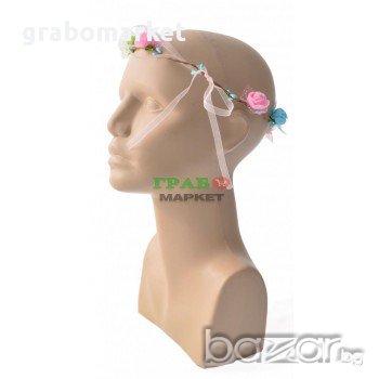 Красив венец от изкуствени рози, декорирани с брокат, нежен тюл и панделка. Диаметър - 23 см., снимка 1