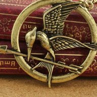 Брошка от Игрите на глада 1 Сойка присмехулка Hunger Games Mockingjay, цвят бронз, сребро или злато, снимка 1 - Колиета, медальони, синджири - 9536049