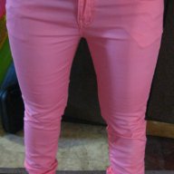 Слим модел панталон в розово. Намален, снимка 1 - Панталони - 11076877