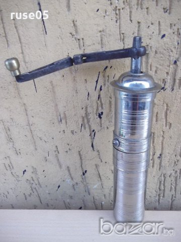 Машинка за мелене на чер пипер и др. бронзова стара - 1