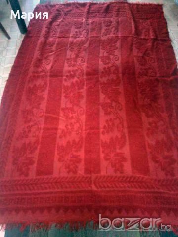 Червена кувертюра, снимка 1 - Покривки за легло - 19152501