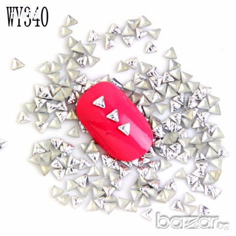 1000 бр триъгълници ситни сребристи метални  капси пайети 3D за декорация украса нокти маникюр , снимка 1 - Продукти за маникюр - 17110039