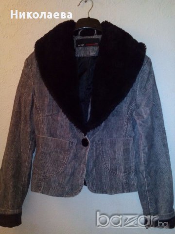 Дамско късо сако с подплата и яка с косъм.