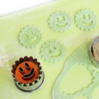  smile смайл еможи емотикон метална форма с бутало резец за сладки бисквитки мъфини кексчета фондан , снимка 1 - Форми - 20279158