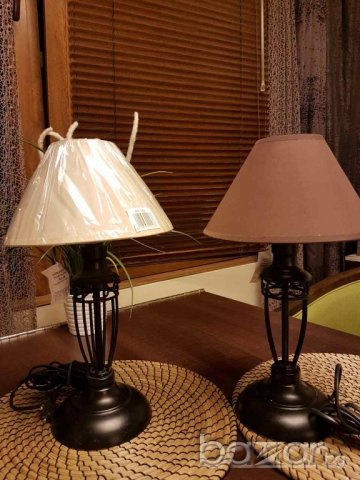 настолна нощна лампа два цвята и два размера.
