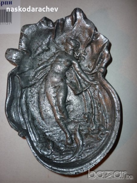 Лят алуминиев пепелник с девойка, снимка 1