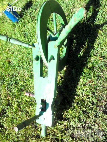 Чекрък за предене на вълна от 1937г. и 4 бр.масури с размери от 27 до 33 см +2 вретена за предене, снимка 10 - Колекции - 22186162