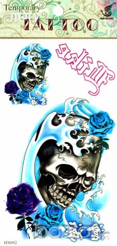 временна татуировка с черен череп и сини рози