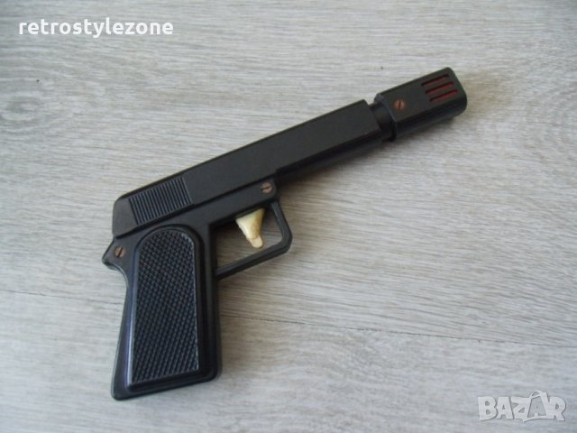 № 1320 стара играчка - пистолет   - синтетика / пластмаса  - размери 20 / 9 см  - соц.период