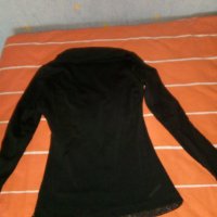  2 черни блузки,Размер М,едната е с ламе,много красива,другата е подарък.Цена-15лв., снимка 1 - Блузи с дълъг ръкав и пуловери - 19858627