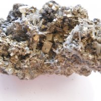 друза планински кристал с пирит, снимка 1 - Колекции - 22660962