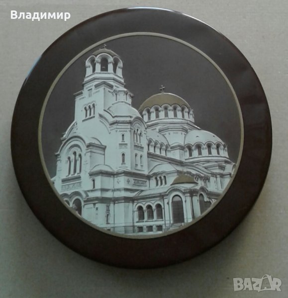 Метална кутия с релефно изображение на катедралата "Св.Ал. Невски", снимка 1