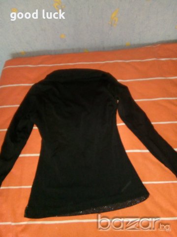  2 черни блузки,Размер М,едната е с ламе,много красива,другата е подарък.Цена-15лв., снимка 1 - Блузи с дълъг ръкав и пуловери - 19858627
