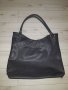 Тъмно сива кожена чанта с лачени орнаменти , снимка 1 - Чанти - 23623539