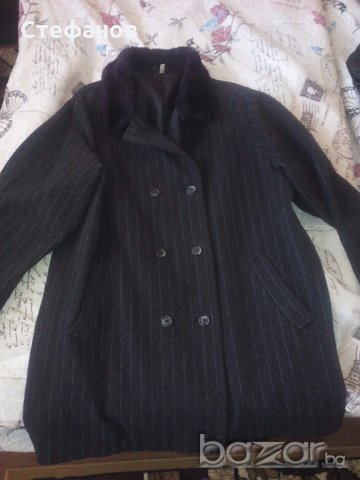 Дамско черна палто” M & S Mode „на елегантни тънки райета с мъхеста яка.