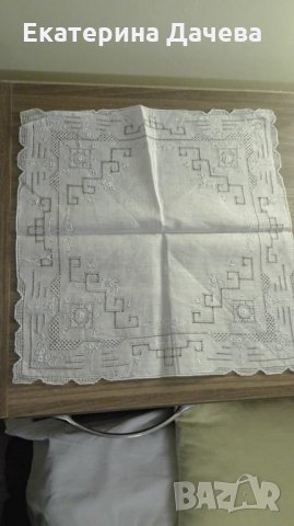 Продавам много покривчици за маса и копринени кърпички с българска бродерия, снимка 8 - Декорация за дома - 19303435