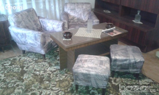 Холова гарнитура. Разтягаща се тройка, два футъола и две табуретки. Дамаскат