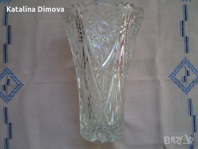 Продавам кристална ваза, много красива и елегантна