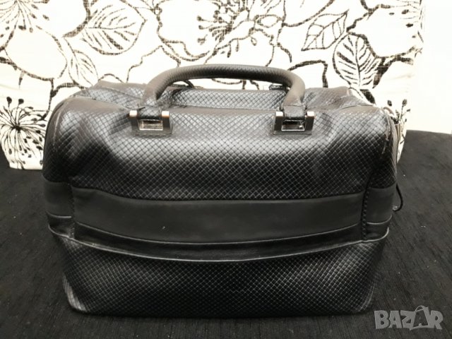 Черна кожена чанта с къси дръжки марка Barata & Ramilo с малко външно джобче на дръжката , снимка 2 - Чанти - 23626384