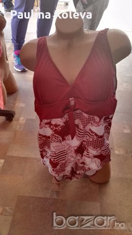 Разпродава се цял бански в бордо цвят