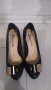 Чисто нови Черни обувки със златиста панделка, снимка 1 - Дамски обувки на ток - 18050594