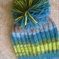 Ръчно плетена шапка с понпон , снимка 8 - Шапки - 13393243